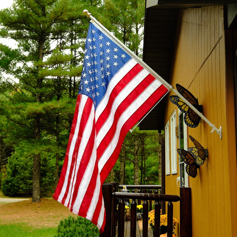 A flag stabilizer rod connected to a flag set